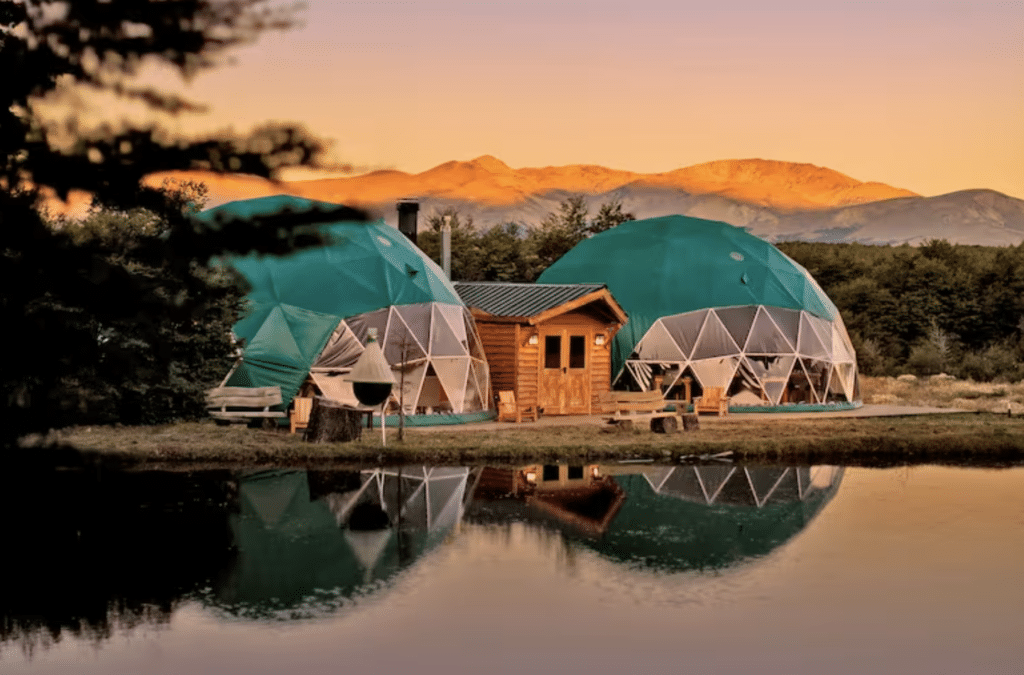 Vacaciones hippie chic: la experiencia de dormir en paisajes imponentes al pie de una montaña o a orillas de un lago 1